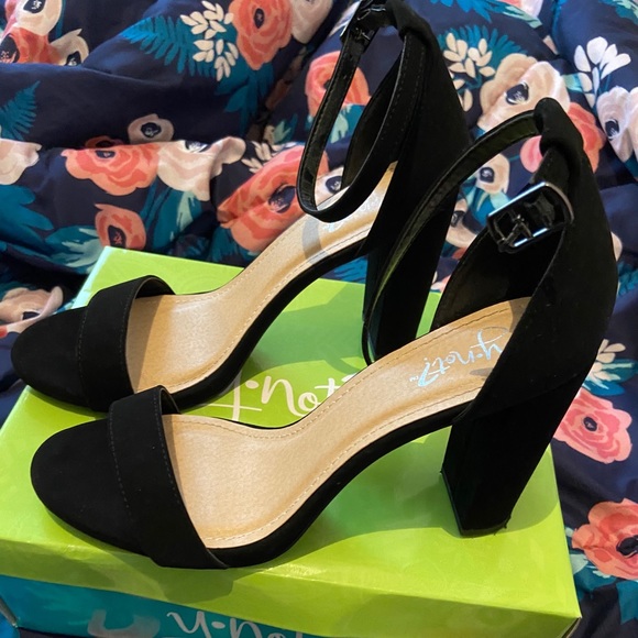 Black heels size 8.5 in womens - Picture 5 of 5